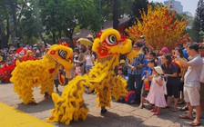 Người Sài Gòn nô nức đến Công viên Lê Văn Tám ăn Tết sớm