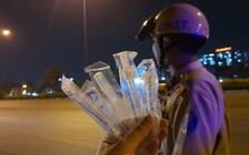 CSGT dùng ống thổi nồng độ cồn: Chung hay riêng mà người dân chê mất vệ sinh?