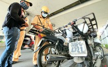 CSGT truy quét 'xe mù' tung hoành Chợ Lớn: Phạt tiền hơn cả giá chiếc xe