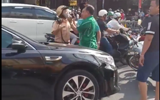 CLIP: Bị lập biên bản, 2 người lớn tiếng chửi bới, văng tục xối xả CSGT