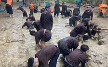 Người Sài Gòn về miền Tây lội sông bắt cá tìm lại ký ức tuổi thơ