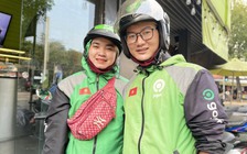 Nữ tài xế Gojek một mình nuôi ba con, gạt tủi thân dưới cái nắng nhận cuốc