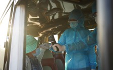 Chốt kiểm soát dịch Covid-19 cầu Đồng Nai: Nhân viên y tế lên xe đo thân nhiệt