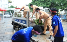 CSGT TP.HCM chuyển rau Đà Lạt, Quảng Trị vào giúp người dân gặp khó vì Covid-19