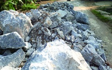 Dân đổ đá ra đường chặn xe quá tải