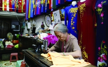 Cụ bà 76 tuổi đam mê nghề may áo dài truyền thống