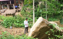 Sống nơm nớp vì đá 'từ trên trời' rơi xuống