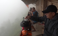 Uống trà, ngắm mây nơi lưng chừng núi Hà Giang bình yên vô cùng