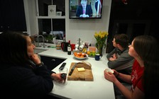 Anh phong tỏa cả nước, thủ tướng yêu cầu người dân 'phải ở nhà' để chống dịch COVID-19