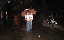 Người Hà Nội mất cả đêm lội qua 'biển nước' trong cơn mưa to