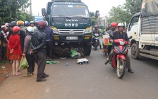 Xe ben cuốn xe máy vào gầm, người phụ nữ buôn ve chai tử vong