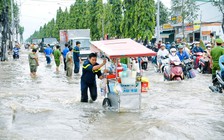 Người miền Tây xắn tay giúp nhau giữa biển nước trong đợt triều cường kỷ lục