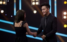 Cựu trưởng nhóm HKT bị fan nữ cưỡng hôn