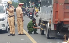 Va quẹt xe máy, người phụ nữ ngã ra đường bị xe tải cán tử vong