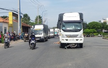 TP.HCM: Xe tải cuốn xe máy vào gầm, 1 người tử vong