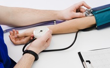 Thấy xuất huyết 2 chỗ này, đi khám huyết áp cao ngay!