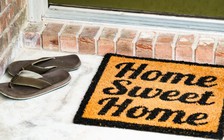 Khoa học giải thích tại sao không nên mang giày dép đi ngoài đường vào nhà