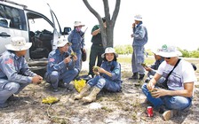 Cô gái 'săn' bom mìn