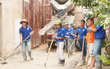 Nơi sinh hoạt Đoàn hiệu quả: Làm đường bê tông cho dân