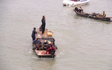 “Người nhái” trục vớt cầu Ghềnh