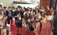 Fan cuồng xứ Hàn đeo bám thần tượng sang tận Hawaii