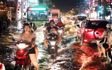 Người Sài Gòn bì bõm lội nước tối nay khi triều cường đạt đỉnh