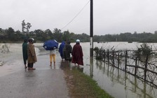 Miền Trung lại bị mưa lũ chia cắt