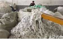 Nhà máy ở Trung Quốc sản xuất tã người lớn bằng cách tái chế tã