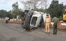 Xe đầu kéo container mất lái, lật ngang giữa đường