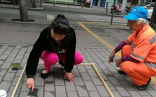 Trung Quốc: Đuổi việc người quét rác nếu bụi trên đường phố vượt lượng cho phép