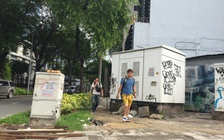 Lộn xộn tủ điện trên vỉa hè TP.HCM