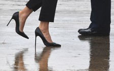 Đệ nhất phu nhân Mỹ bị chế nhạo khi mang giày cao gót đi thăm vùng bão