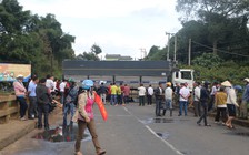 Xe tải mất lái 'treo' trên cầu Đại Nga, QL20 tê liệt