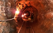 'Săn' phu đào vàng: Những phu vàng trẻ con