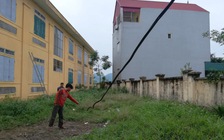 Bé lớp 2 bị điện giật tử vong ở trường: Trách nhiệm của ai?