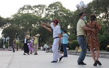Công viên trung tâm Sài Gòn: Người già vẫn khẩu trang khiêu vũ giữa mùa dịch Covid-19