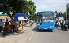 TP.HCM: Xe buýt cuốn người nữ vào gầm nguy kịch
