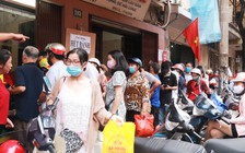 Người Hà Nội xếp hàng dài đợi cả tiếng mua bánh Trung thu truyền thống