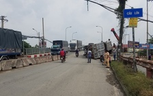 TP.HCM: Lật xe tải chở sắt vụn, nhiều người may mắn thoát nạn