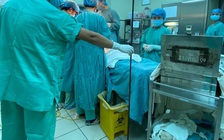 Mổ khẩn cứu bệnh nhân bị thanh sắt đâm vào người