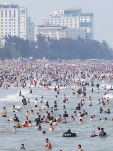Thời tiết mát mẻ, biển Sầm Sơn đông nghịt khách tắm