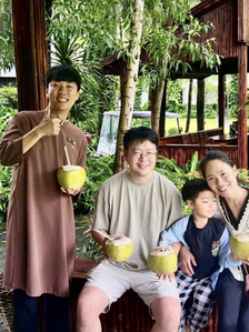 Du khách thích thú tự hái và uống dừa miễn phí