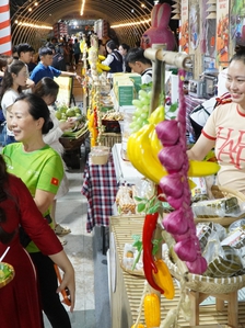 Buffet bánh dân gian và trái cây miễn phí tại bến Ninh Kiều
