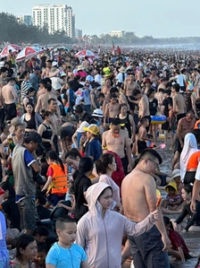 Biển Sầm Sơn không còn chỗ trống
