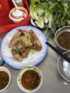 Cuối hè, du khách Việt chuộng du lịch biển và săn món ngon địa phương