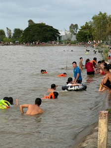 Cả ngàn người vùng biên kéo nhau đi tắm đồng vào dịp lễ