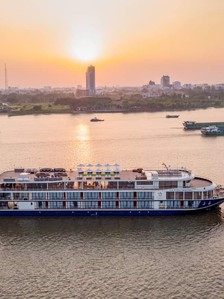 Du thuyền triệu đô đưa 60 khách châu Âu từ Cần Thơ ngược Mê Kông đi Campuchia