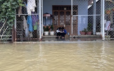 Nước ngập ngang đầu gối: Người dân lo kê cao đồ đạc, mua thêm thức ăn vì sợ mưa tiếp