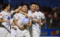 Văn Toàn chưa 'nổ súng' nhưng CLB Nam Định vẫn lên đỉnh V-League