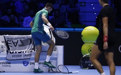 Tự đạp gãy 2 cây vợt, Djokovic vẫn giành chiến thắng trong trận ra quân ATP Finals